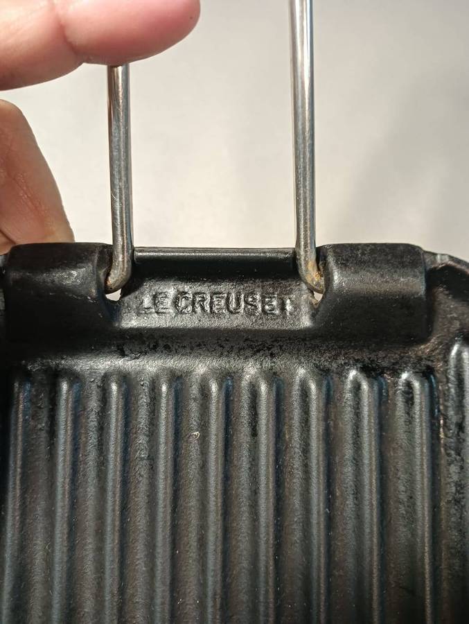 LE CREUSET FRANCE CAST IRON GRILL PAN WITH FOLDING HANDLE AND FAT POURING SPOUTS