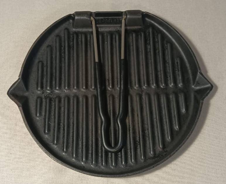 LE CREUSET FRANCE CAST IRON GRILL PAN WITH FOLDING HANDLE AND FAT POURING SPOUTS