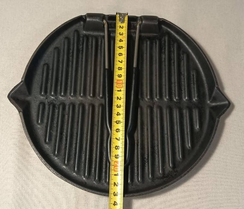 LE CREUSET FRANCE CAST IRON GRILL PAN WITH FOLDING HANDLE AND FAT POURING SPOUTS