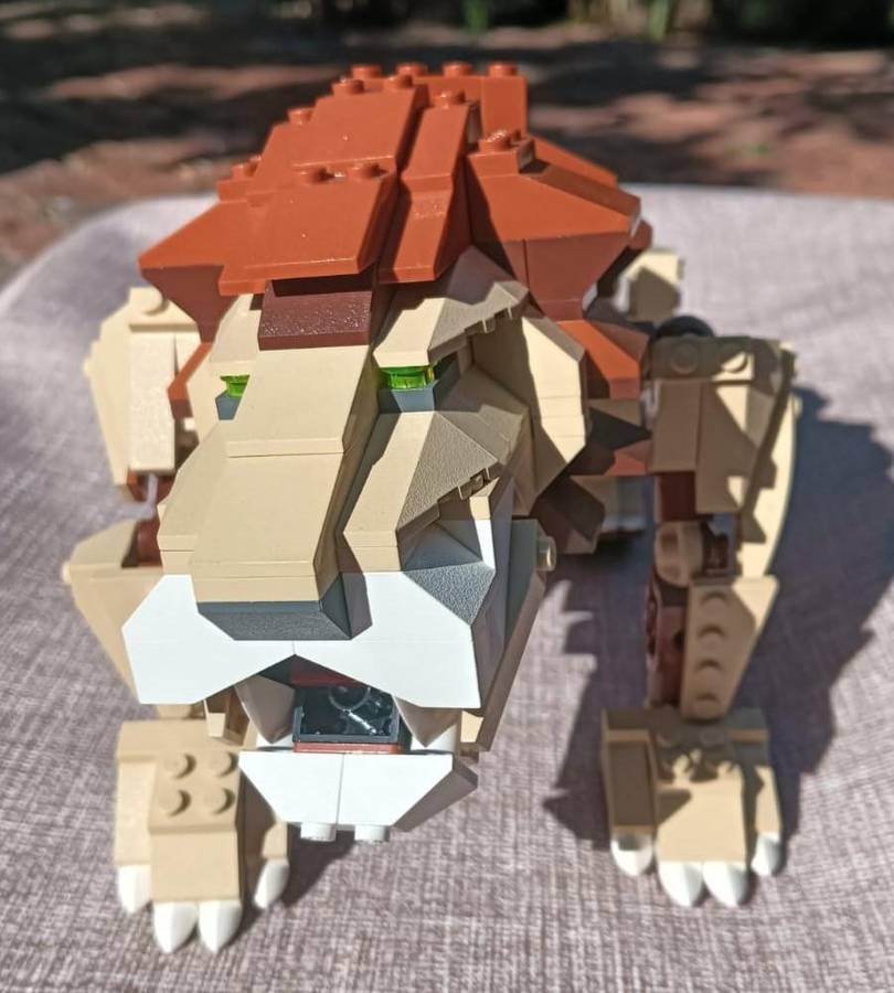 Lego Creator 4884-2 Wild Hunters Lion Set with Realistic Joint Elements - Introduced 2005 Retired