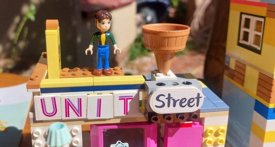 Lego Friends Downtown Flower and Design Store 41732 - Incomplete  4 Minifigures Included