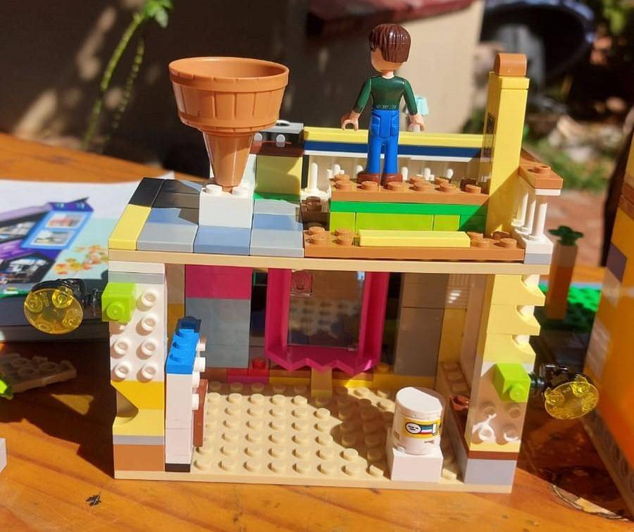 Lego Friends Downtown Flower and Design Store 41732 - Incomplete  4 Minifigures Included