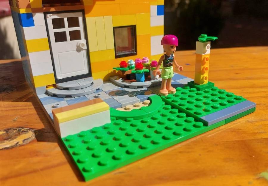 Lego Friends Downtown Flower and Design Store 41732 - Incomplete  4 Minifigures Included