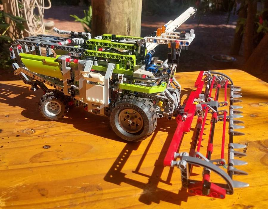 Rare Lego Technic 8274 Combine Harvester Set Introduced 2007 Retired 2008 Wheels and Gears Turn!