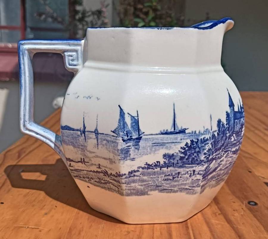Antique 1920s Royal Doulton Blue and White Norfolk Pattern Octagonal Shaped Jug In Good Condition