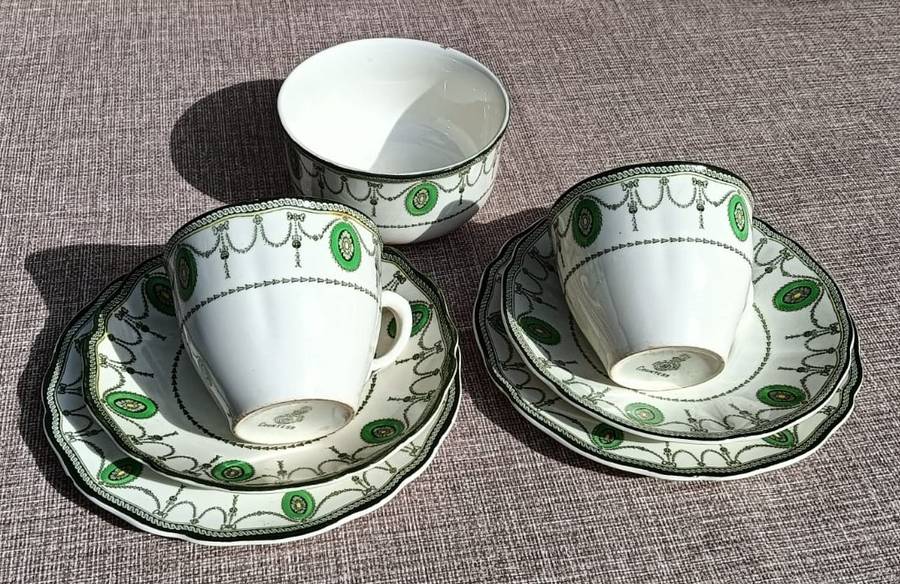 HARD TO FIND ROYAL DOULTON OLD COUNTESS PATTERN TRIOS PLUS SUGAR BOWL CIRCA 1930-1960.