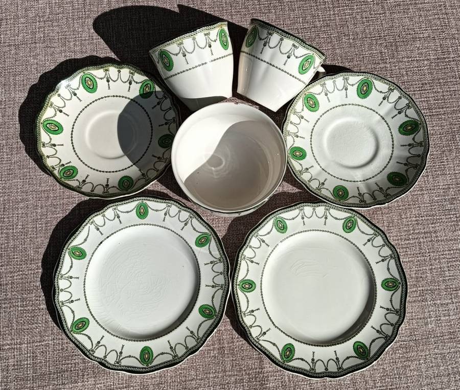 HARD TO FIND ROYAL DOULTON OLD COUNTESS PATTERN TRIOS PLUS SUGAR BOWL CIRCA 1930-1960.