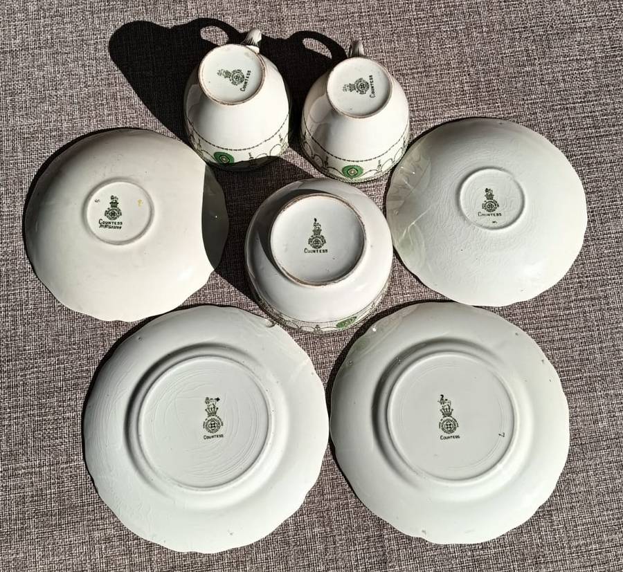 HARD TO FIND ROYAL DOULTON OLD COUNTESS PATTERN TRIOS PLUS SUGAR BOWL CIRCA 1930-1960.