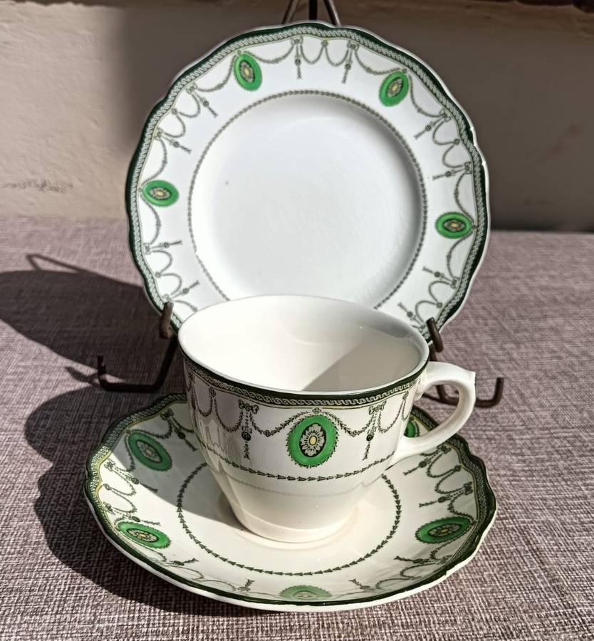 HARD TO FIND ROYAL DOULTON OLD COUNTESS PATTERN TRIOS PLUS SUGAR BOWL CIRCA 1930-1960.