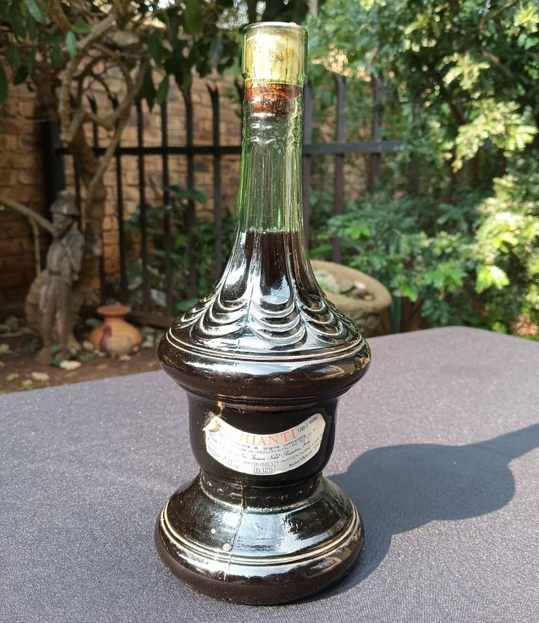 Vintage 1970s Sealed Chianti Italian Red Wine Bottle 750ml Genie Shaped Cevin Green Glass No 1 of 2