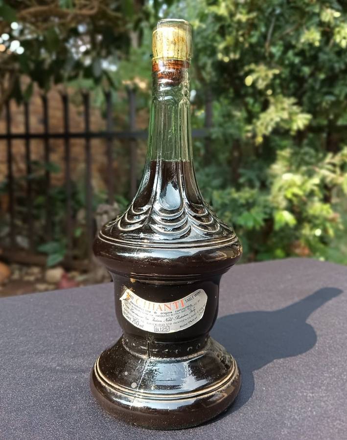 Vintage 1970s Sealed Chianti Italian Red Wine Bottle 750ml Genie Shaped Cevin Green Glass No 1 of 2