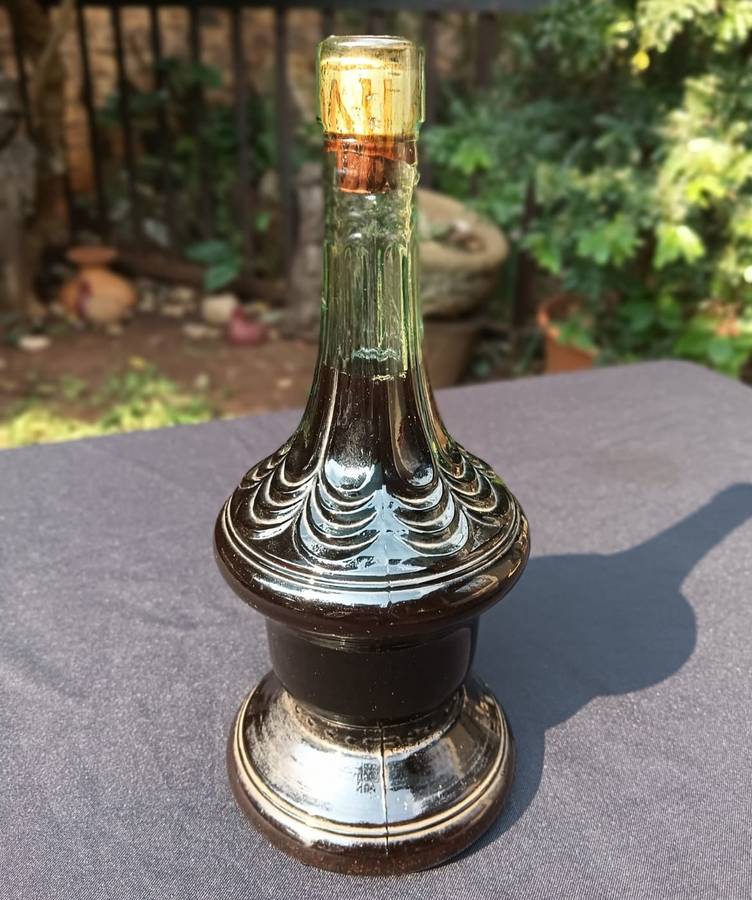 Vintage 1970s Sealed Chianti Italian Red Wine Bottle 750ml Genie Shaped Cevin Green Glass No 1 of 2