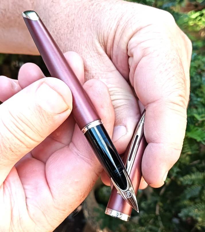 Waterman Carene Fountain Pen - 18K Gold Nib - Burgundy Maroon Lacquer Barrel - Converter Included