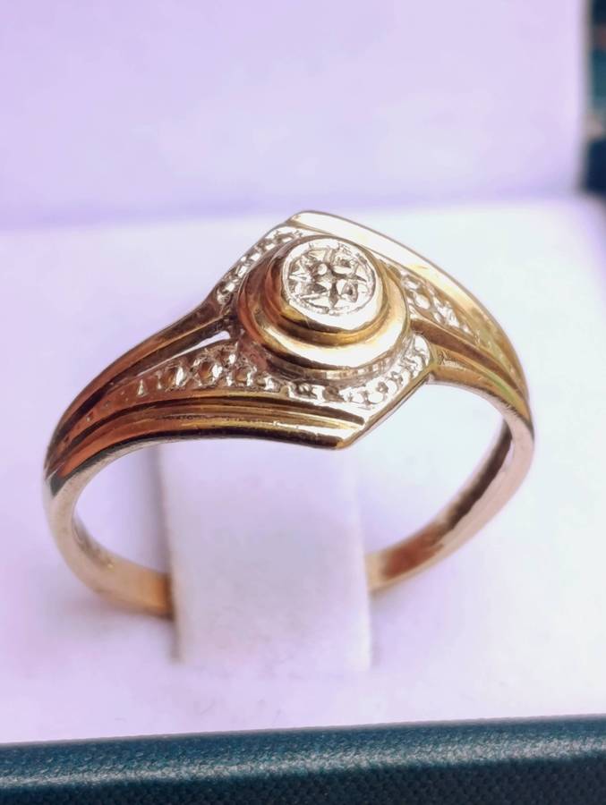 9ct Gold Two Tone Diamond Ring