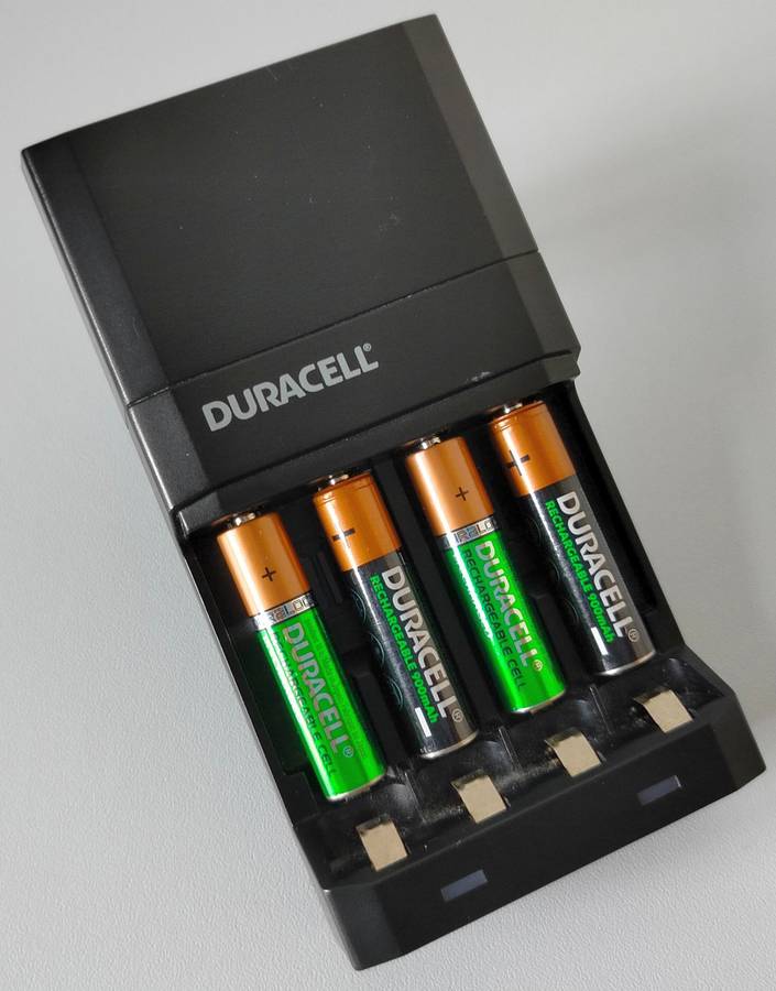 Duracell Battery Charger + 4 Duracell AAA batteries