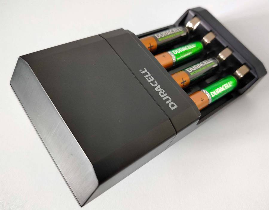 Duracell Battery Charger + 4 Duracell AAA batteries