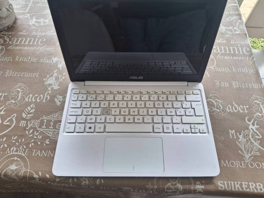 Asus Vivobook E200HA 11.6" Intel Atom x5 Z8300 1.44GHz 2GB 32GB ** CHARGER NOT INCLUDED**