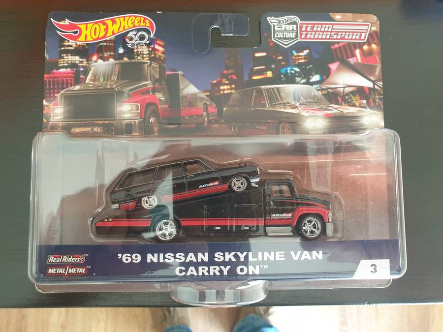 Hot Wheels Team Transport #3 69 Nissan Skyline Van with Carry On (Advan)