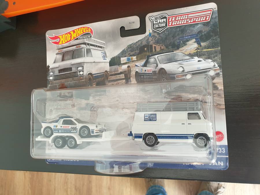 Hot Wheels Team Transport #33 Ford RS200 with Rally Van (Ford Race Team)