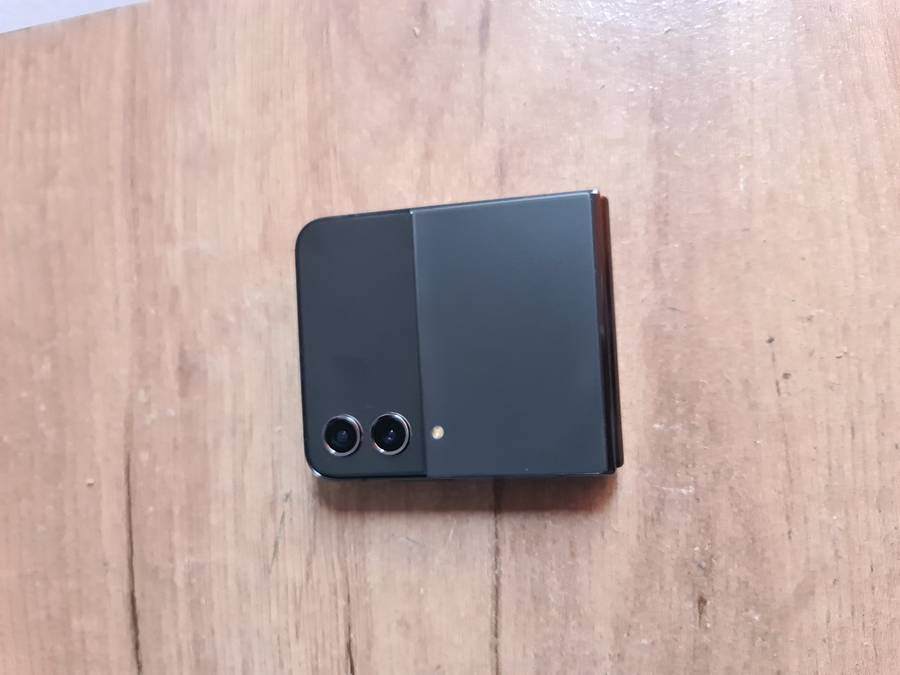 Samsung Galaxy Z Flip 4 5G 256GB Pre owned Graphite