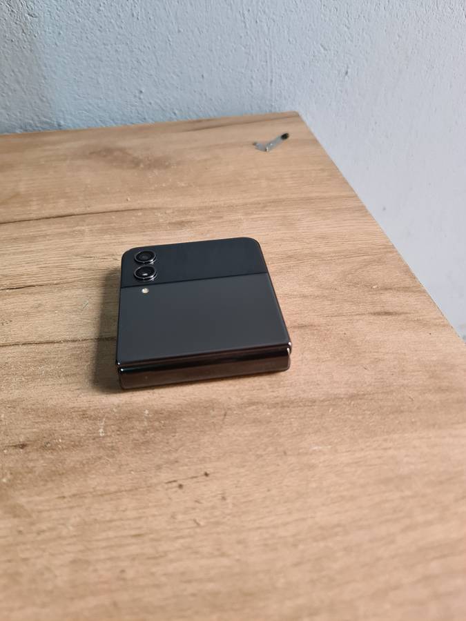 Samsung Galaxy Z Flip 4 5G 256GB Pre owned Graphite