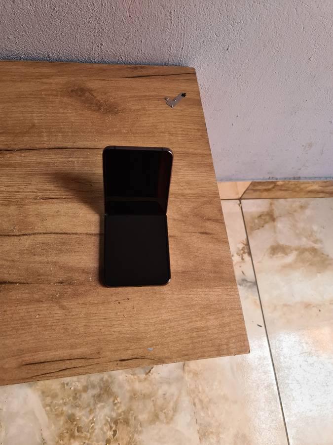 Samsung Galaxy Z Flip 4 5G 256GB Pre owned Graphite