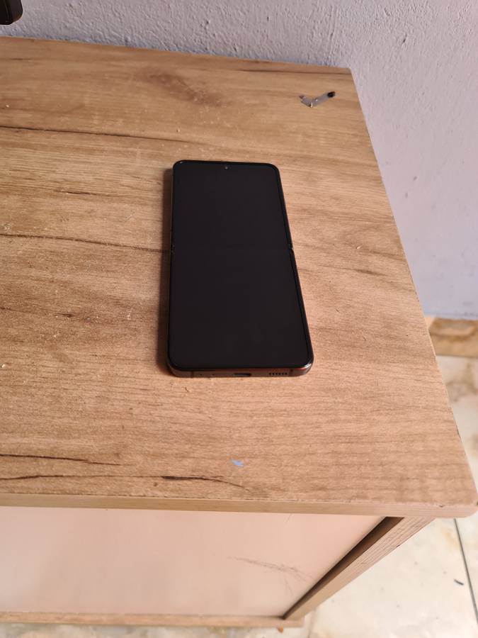 Samsung Galaxy Z Flip 4 5G 256GB Pre owned Graphite