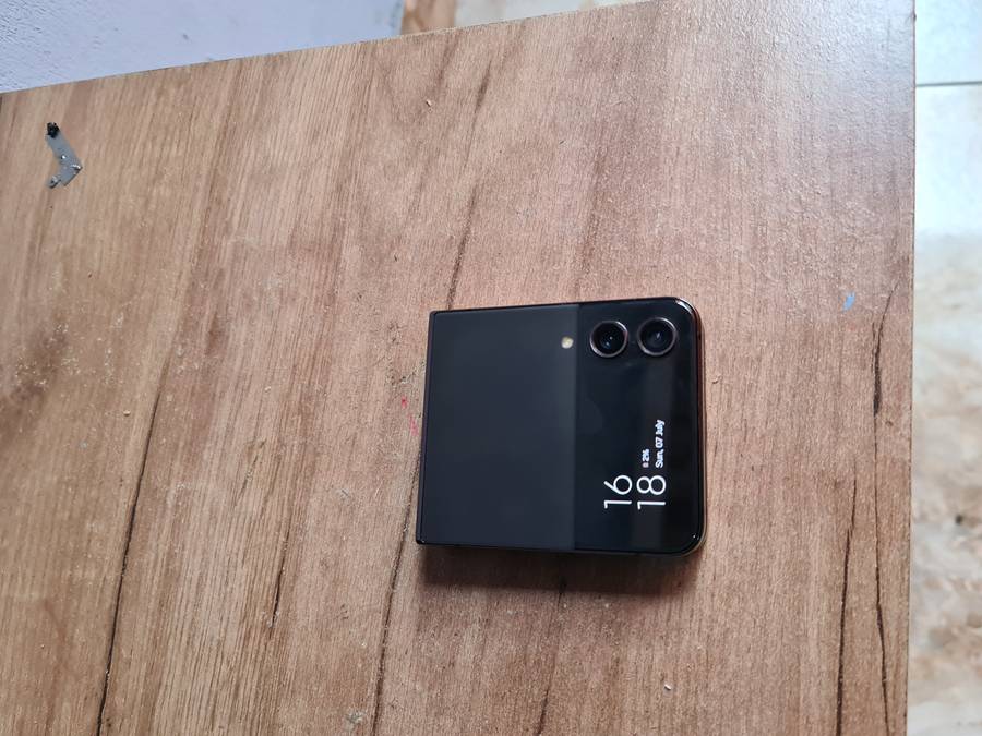 Samsung Galaxy Z Flip 4 5G 256GB Pre owned Graphite