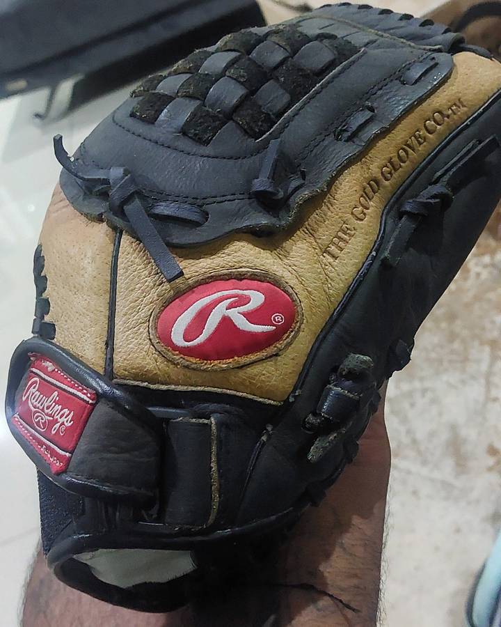 GENUINE LEATHER LIKE NEW BASEBALL RAWLINGS CATCH GLOVE