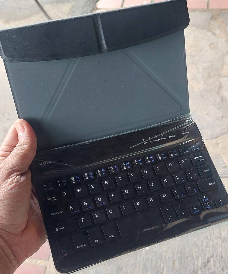 VOIA WIRELESS KEYBOARD IN A MAGNETIC CASE