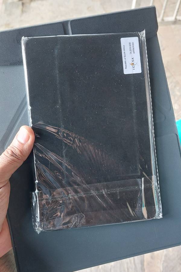 VOIA WIRELESS KEYBOARD IN A MAGNETIC CASE