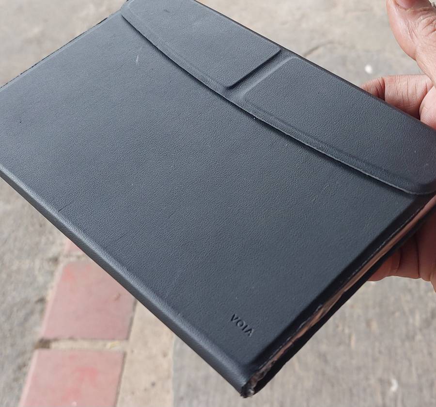 VOIA WIRELESS KEYBOARD IN A MAGNETIC CASE