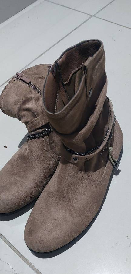 LADIES BOOTS SIZE 7 USED ONCE