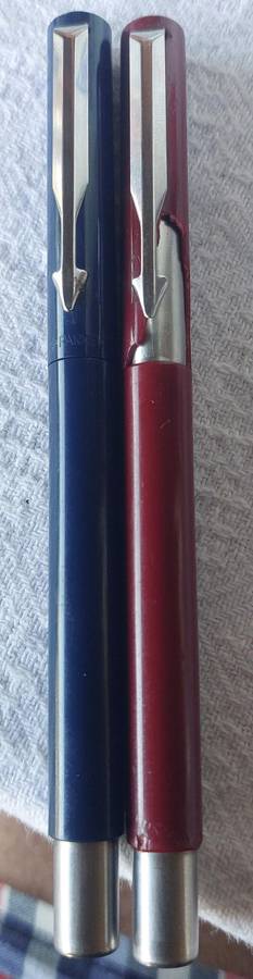 Vintage parker rollerball need refill red pen cap is damaged see pictures