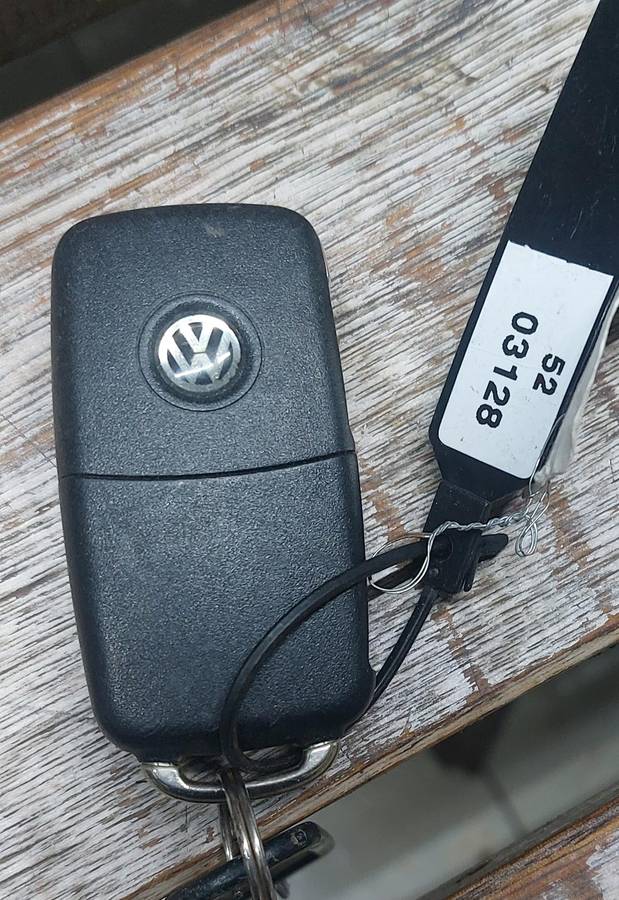 Oem vw 3 button key with battery can be used for case