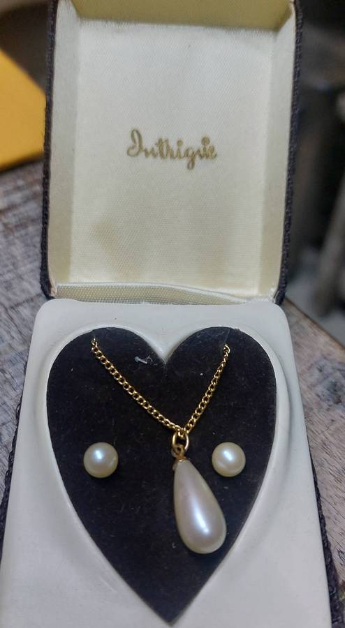 Vintage necklace pendant and a pair of earrings in box