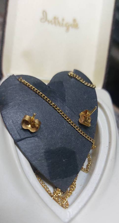 Vintage necklace pendant and a pair of earrings in box
