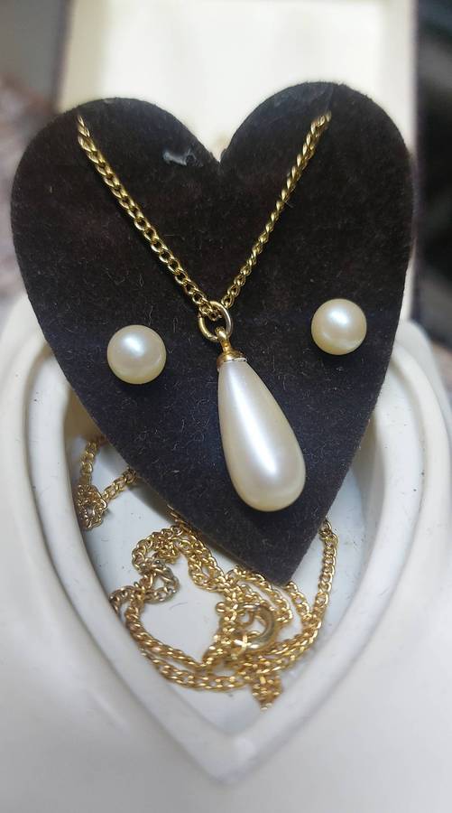 Vintage necklace pendant and a pair of earrings in box