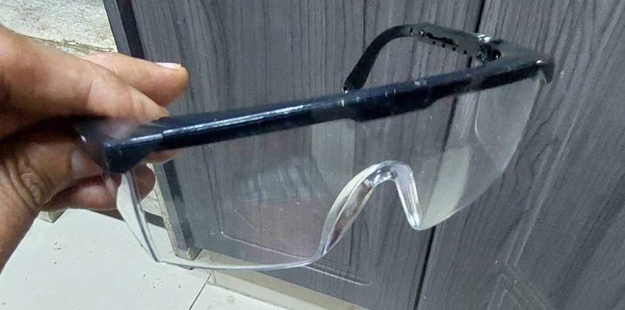 Safety glasses adjustable