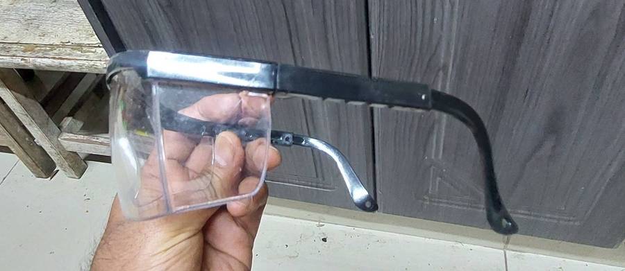 Safety glasses adjustable