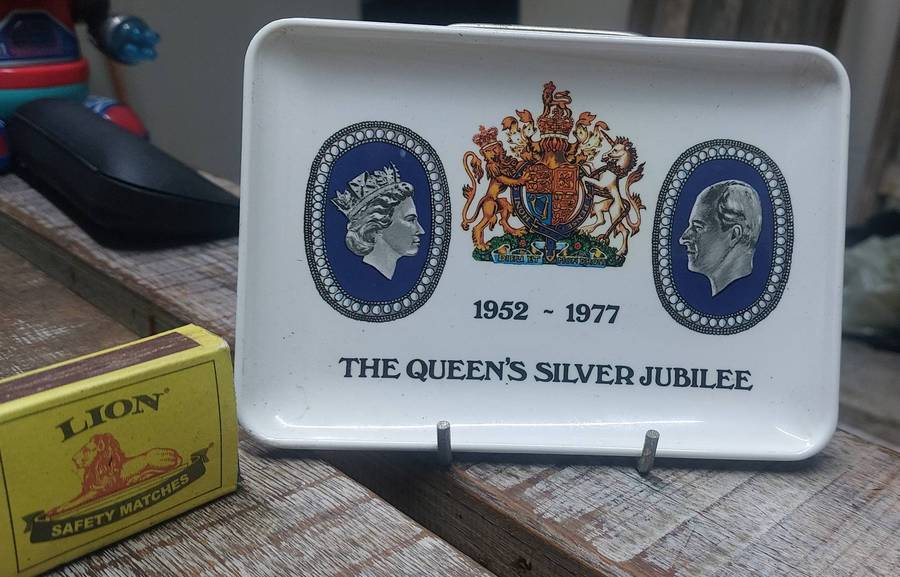 Vintage queen silver jubilee tray