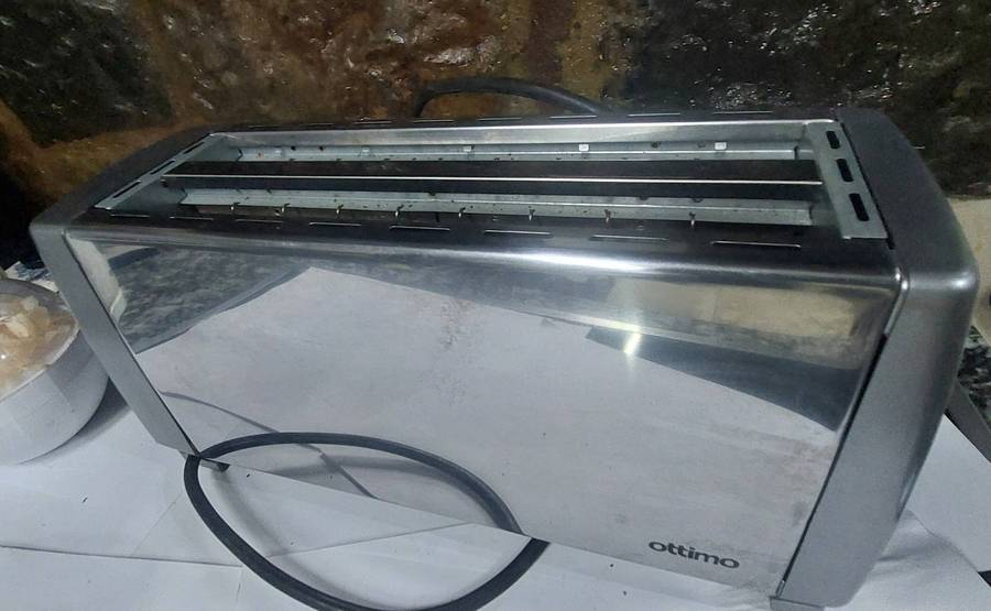 Like new stainless steel 4 slice toaster