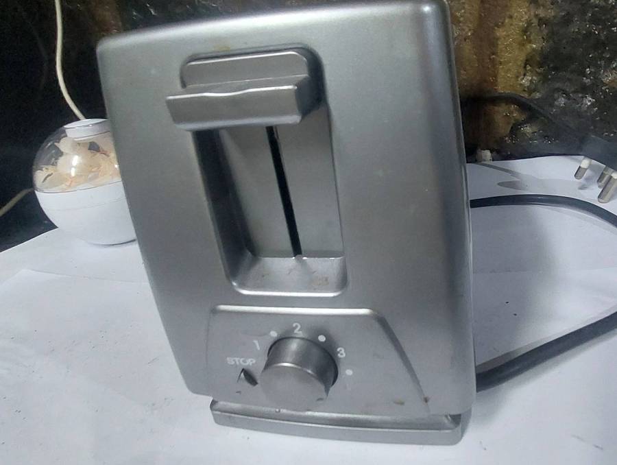 Like new stainless steel 4 slice toaster