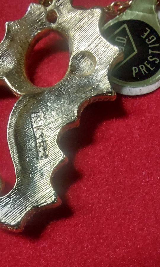 Vintage seahorse pendant and chain never used