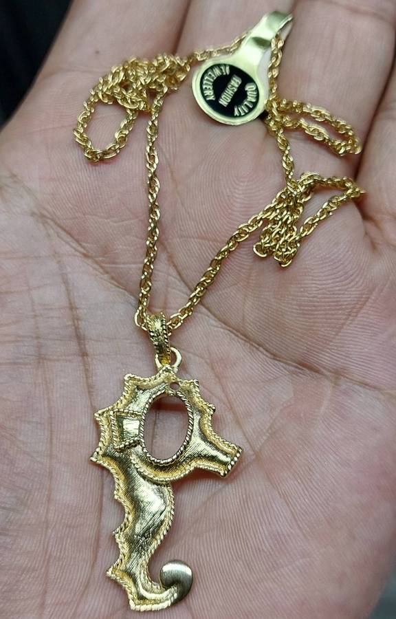 Vintage seahorse pendant and chain never used