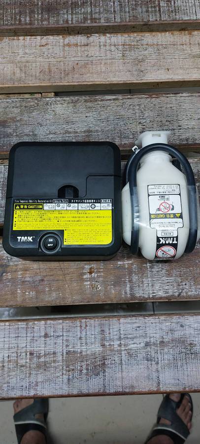 GENUINE TOYOTA tyre air compressor mobility kit