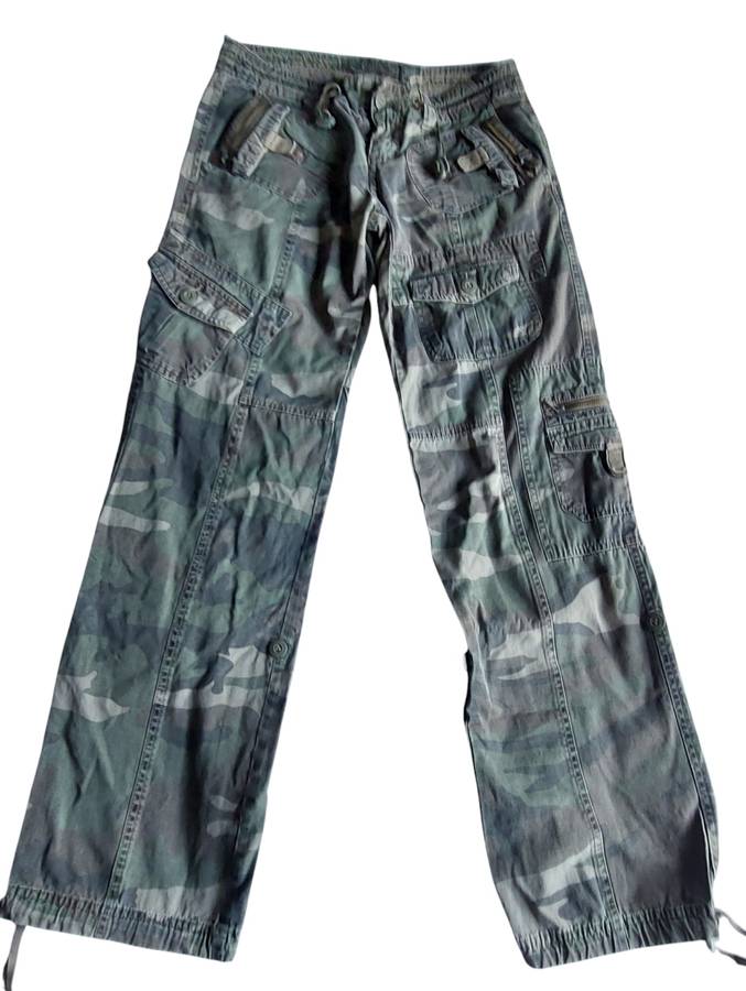 LADIES CAMO CARGO PANTS SIZE SMALL