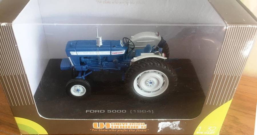 Ford 5000 Tractor Universal Hobbies 1-32 Scale Boxed