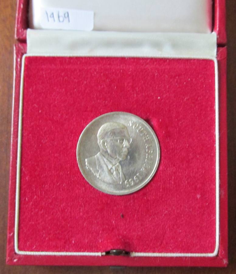 1969 UNC. SILVER RAND IN RED S.A. MINT BOX