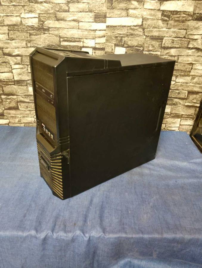 Ryzen 3 2200G PC**8GB DDR4 Ram**500GB HDD**Asus Board